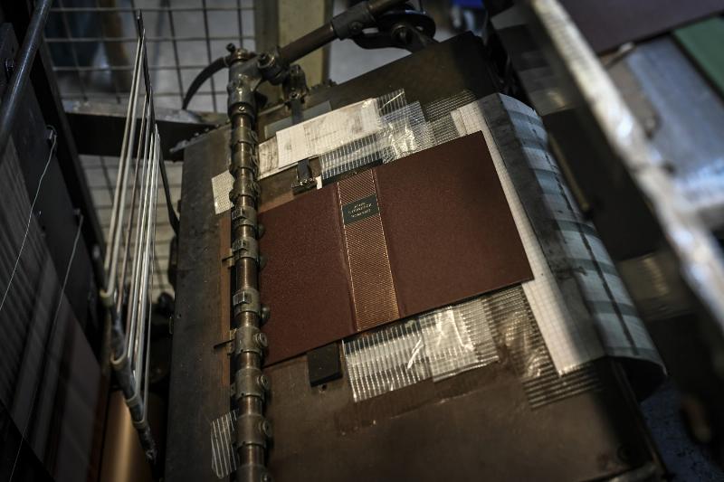 Couverture de l’édition Les Misérables Pléiade dans une bibliothèque élégante